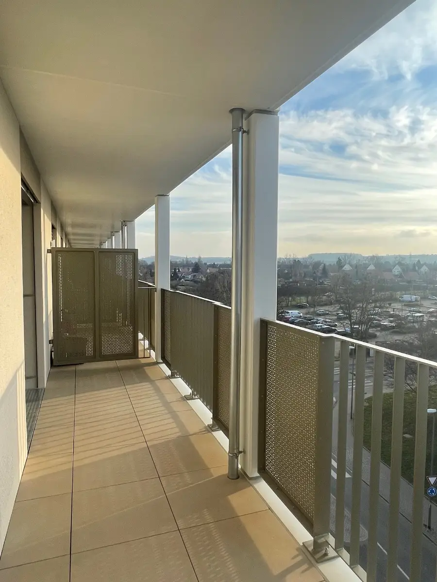 DSW24 – Dresder Servicewohnen GmbH – Augustus Residenz Dresden-Prohlis – Balkon mit Weitblick Balkon der Augustus Residenz in Dresden Prohlis mit Blick ins Umfeld der Wohnanlage bis in die Sächsische Schweiz.