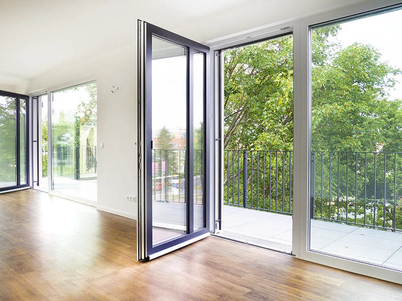 DSW24 – Dresder Servicewohnen GmbH – Augustus Residenz Dresden-Prohlis – ebenerdiger Balkon Heller Wohnbereich der Augustus Residenz in Dresden Prohlis mit großen bodentiefen Fenstern und Balkonzugang.