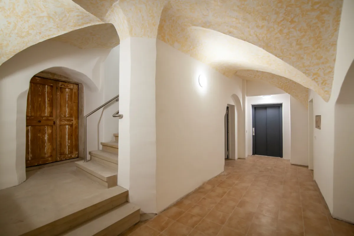 DSW24 – Dresder Servicewohnen GmbH – Laurentii Residenz Meißen – Eingangsbereich mit Aufzug Eingangsbereich der Laurentii Residenz in Meißen mit Personenaufzug für barrierearmen Zugang und sichtbarem Deckengewölbe als architektonisches Detail.