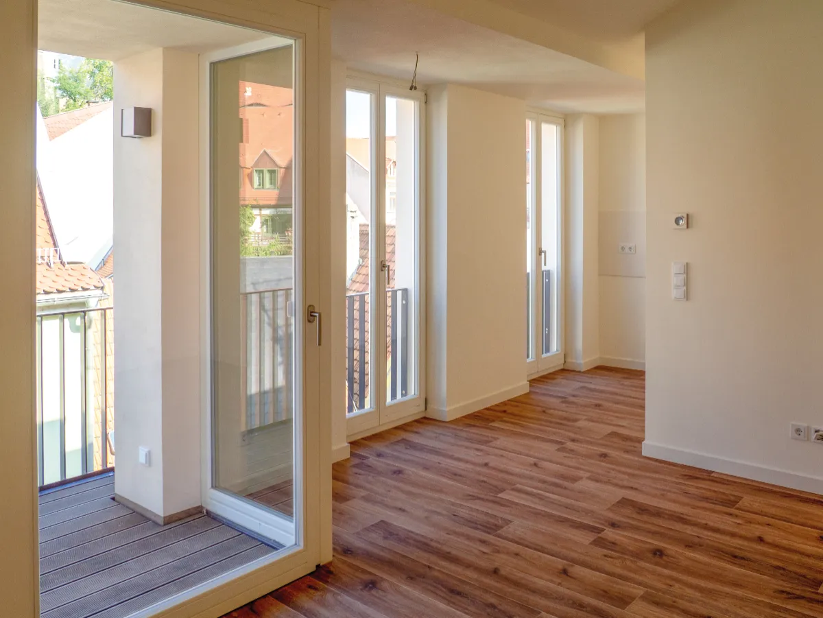 DSW24 – Dresder Servicewohnen GmbH – Laurentii Residenz Meißen – Küchenbereich Blick in die Küchenzeile der Laurentii Residenz in Meißen mit bodentiefen Fenstern, Balkonzugang und Vinylboden.