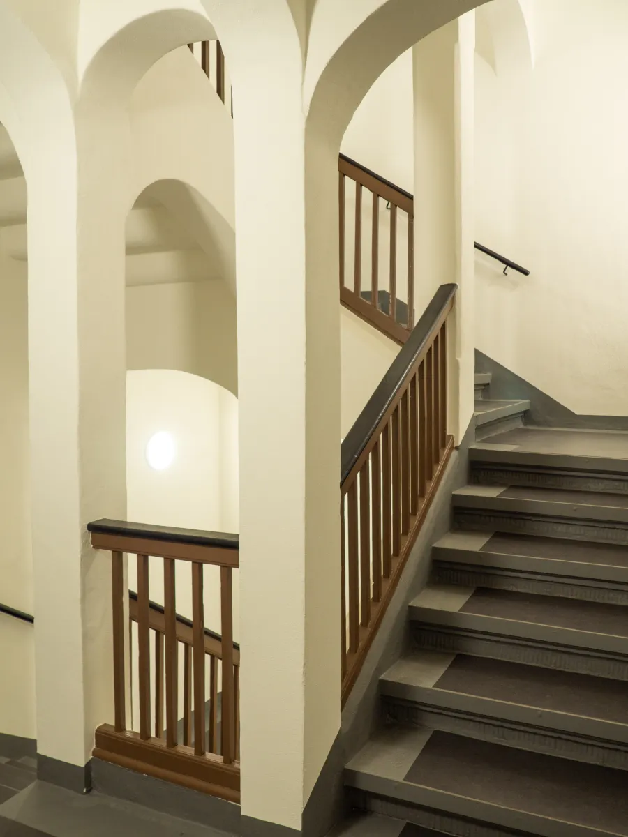 DSW24 – Dresder Servicewohnen GmbH – Laurentii Residenz Meißen – Treppenhaus Treppenhaus der Laurentii Residenz in Meißen mit hellen Wänden, Holzgeländer und rutschfestem Boden.