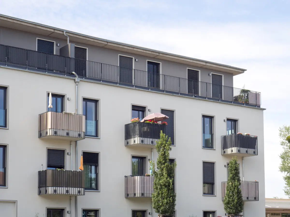 DSW24 – Dresder Servicewohnen GmbH – Rennbahn Residenz Dresden-Seidnitz – Außenansicht mit Balkonen Außenansicht der Rennbahn Residenz in Dresden Seidnitz mit Balkonen an der Fassade.