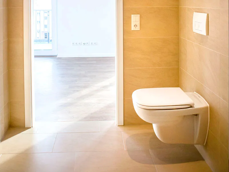 DSW24 – Dresder Servicewohnen GmbH – Rennbahn Residenz Dresden-Seidnitz – Bad mit hohem WC Barrierearmes Badezimmer in der Rennbahn Residenz in Dresden Seidnitz mit schwellenfreiem Zugang und erhöhtem WC.