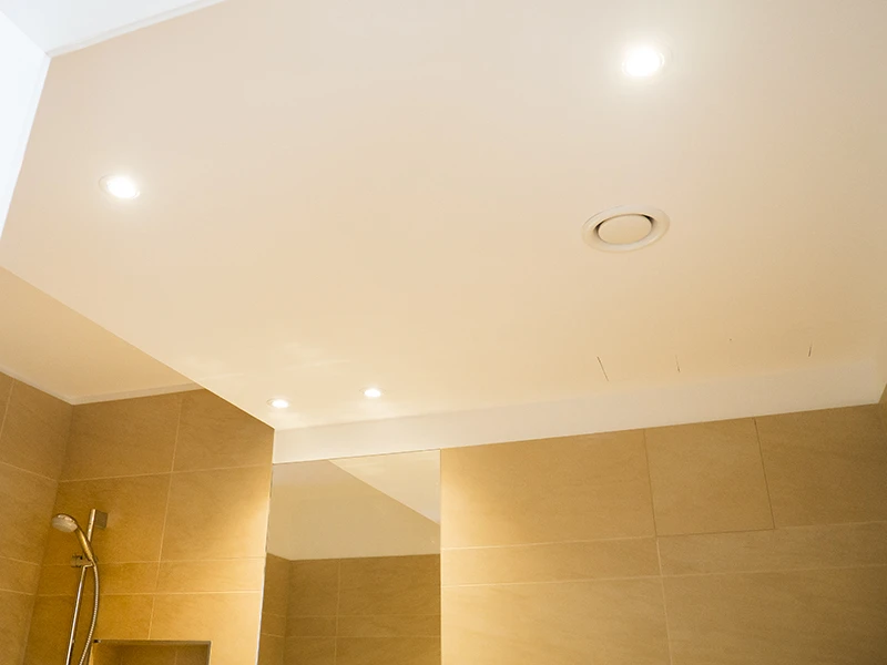 DSW24 – Dresder Servicewohnen GmbH – Rennbahn Residenz Dresden-Seidnitz – Bad mit moderner Deckenabluft Badezimmerdecke in der Rennbahn Residenz in Dresden Seidnitz mit moderner Deckenabluft und integrierten LED-Leuchten.