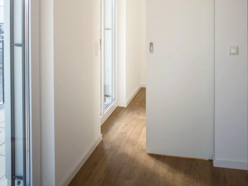 DSW24 – Dresder Servicewohnen GmbH – Rennbahn Residenz Dresden-Seidnitz – Schiebetür Schiebetür in der Rennbahn Residenz Dresden Seidnitz zwischen zwei Wohnungsbereichen mit bodentiefen Fenstern.