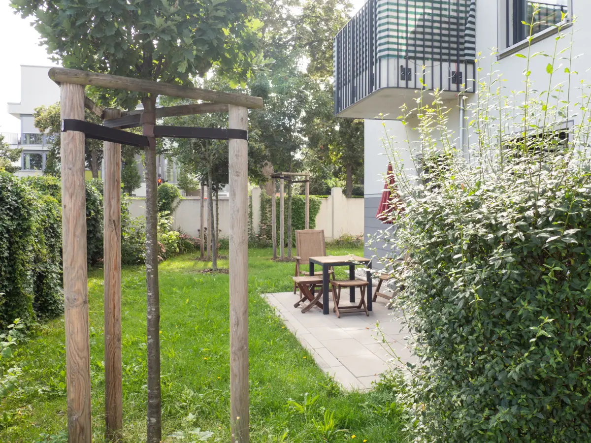 DSW24 – Dresder Servicewohnen GmbH – Rennbahn Residenz Dresden-Seidnitz – Terrasse Terrasse der Rennbahn Residenz in Dresden Seidnitz mit Zugang vom Garten.