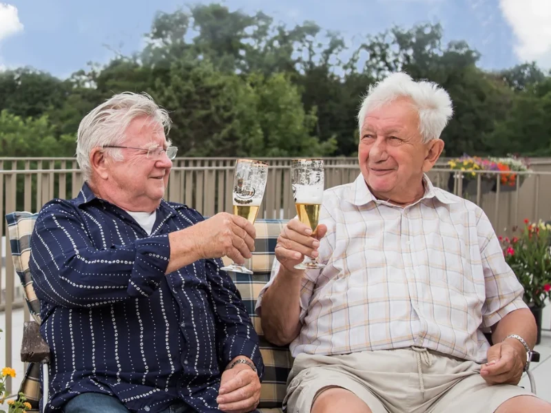 Bewohner bei einem Bierchen